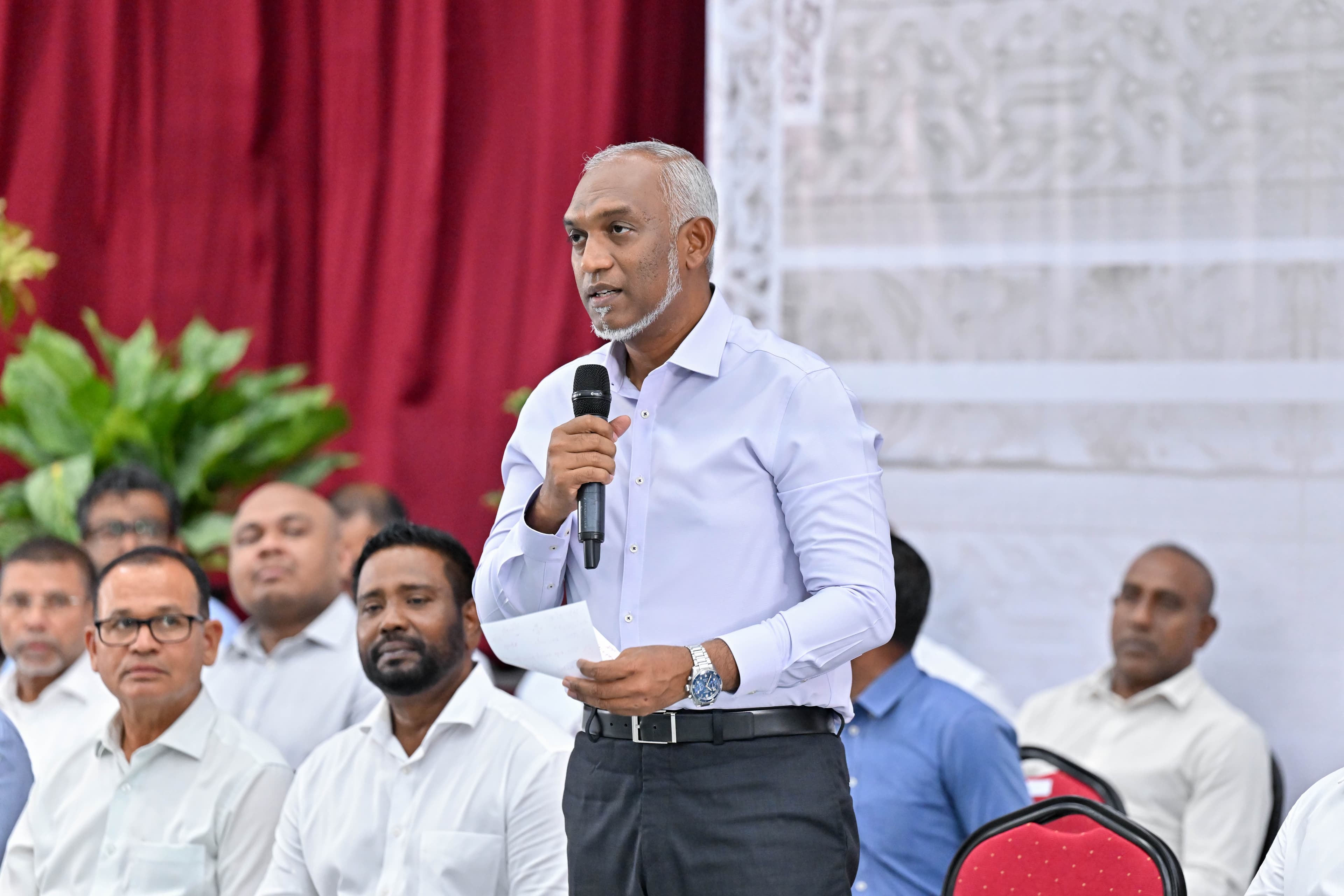 ރައީސް, ހެންވޭރު ރައްޔިތުންނާ މާދަމާ ރޭ ބައްދަލުކުރައްވަނީ